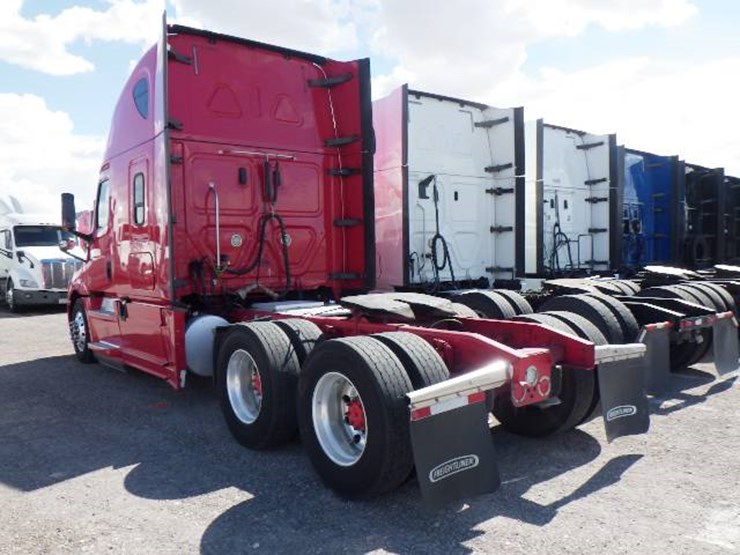 2020-freightliner-cascadia-126-image-11
