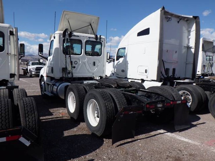 2018-freightliner-cascadia-126-image-8