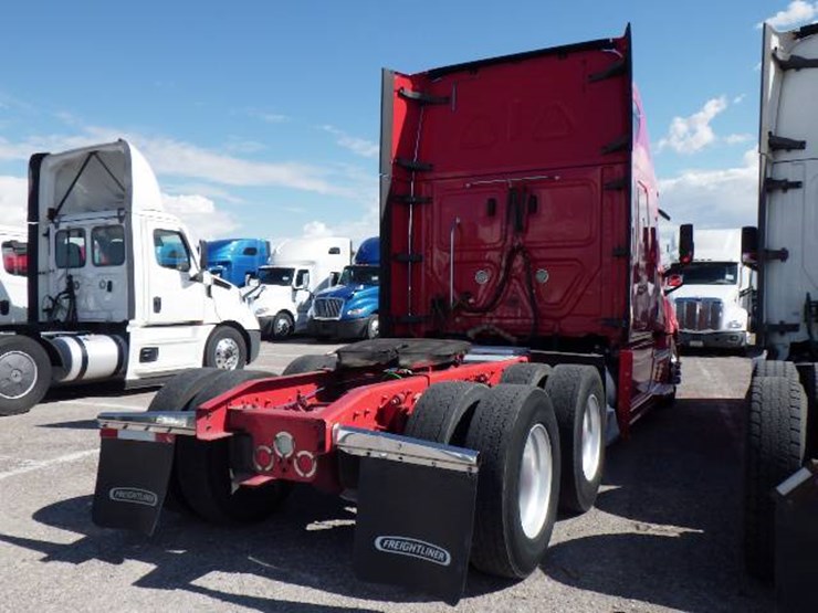 2020-freightliner-cascadia-126-image-8