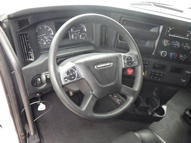 2024-freightliner-cascadia-126-image-9