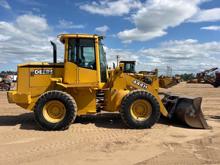 2000-deere-444-image-5