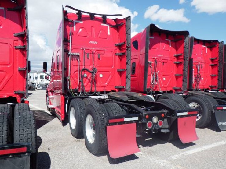 2021-freightliner-cascadia-126-image-9