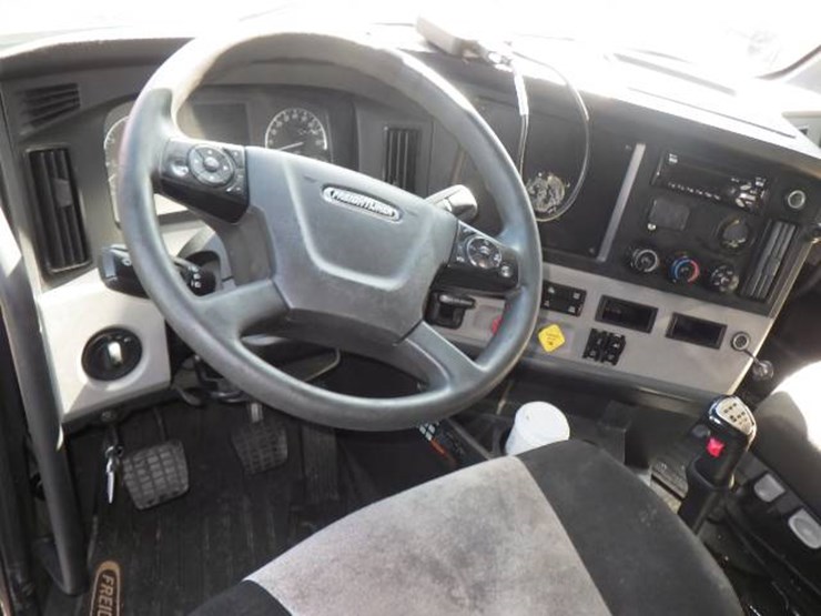 2020-freightliner-cascadia-126-image-10