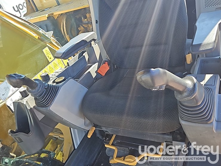 2019-caterpillar-320-image-32