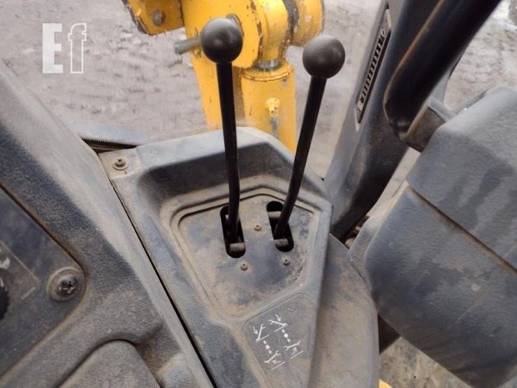 2020-deere-410l-image-11