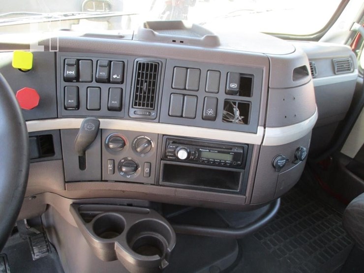 2015-volvo-vnl64300-image-10