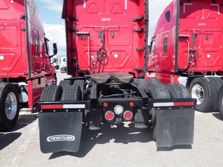 2021-freightliner-cascadia-126-image-8