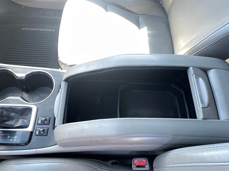 2016-toyota-highlander-image-46