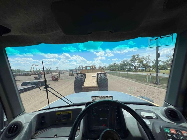 2014-deere-250d-image-36