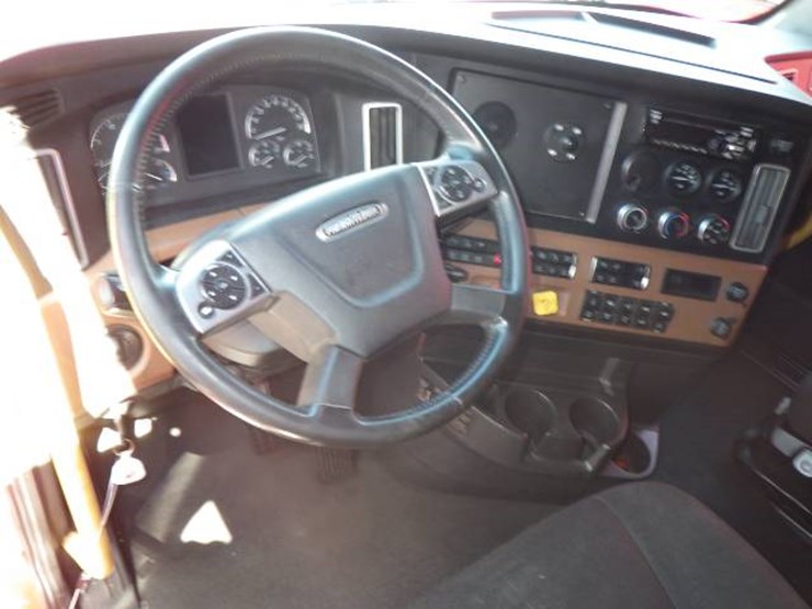 2021-freightliner-cascadia-126-image-12