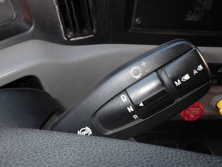 2020-freightliner-cascadia-126-image-9