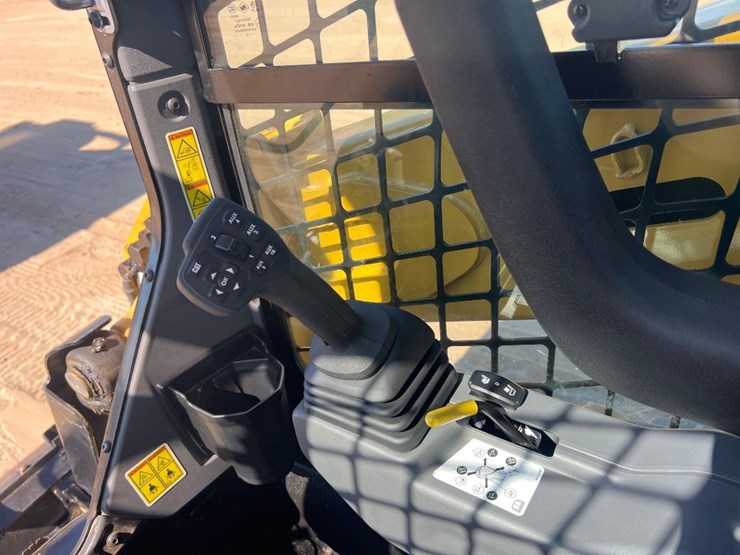 2024-caterpillar-255-skid-steer-image-29