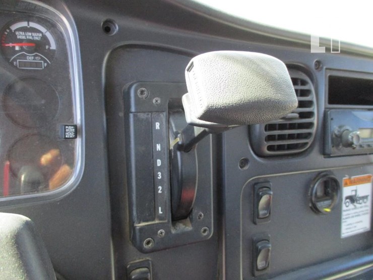 2012-freightliner-business-class-m2-106-image-10