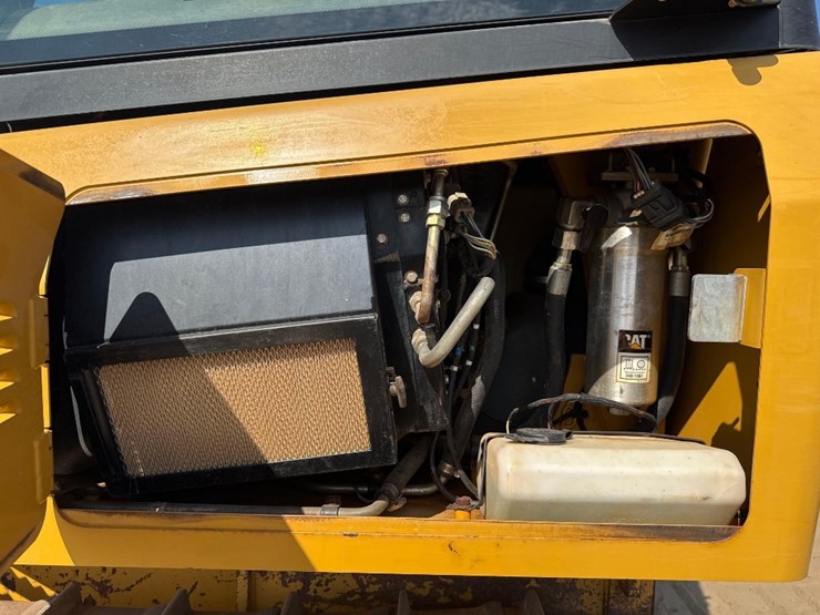 2013-caterpillar-d5k2-xl-image-18