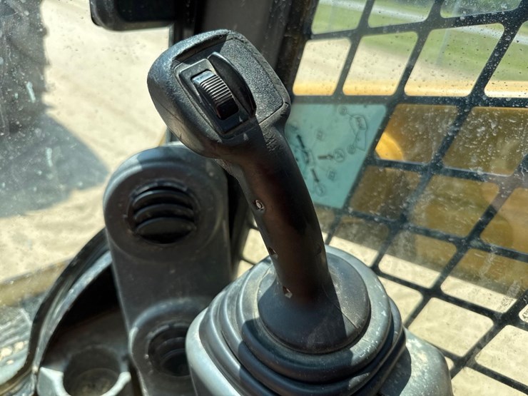2016-caterpillar-249d-image-32