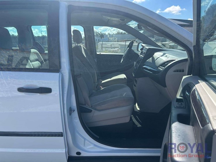 2015-dodge-grand-caravan-image-25