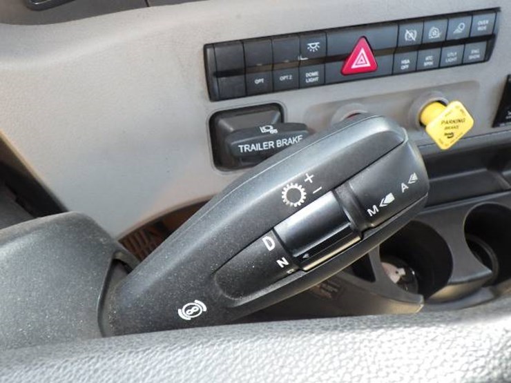 2019-freightliner-cascadia-126-image-9