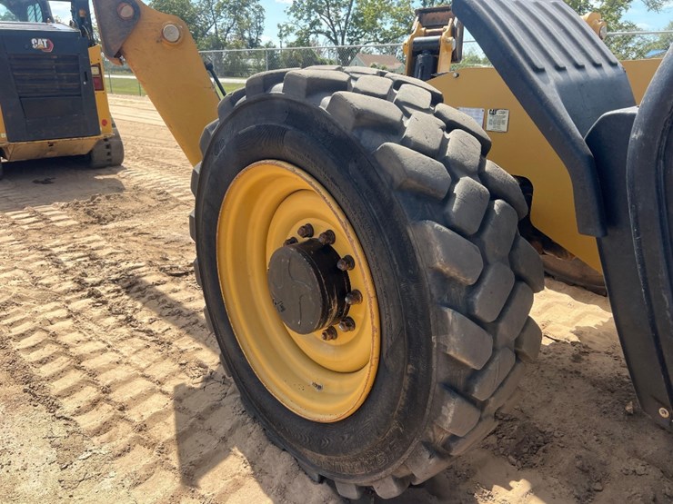 2018-caterpillar-tl1055d-image-18