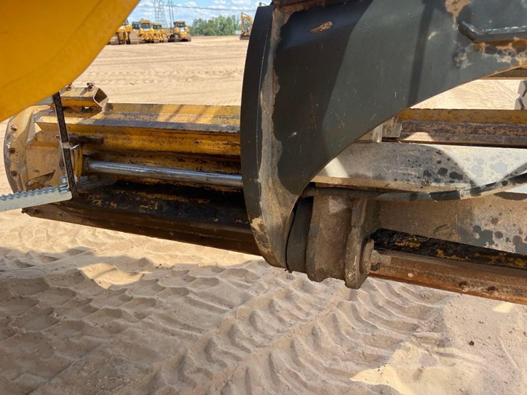 2008-deere-672d-image-24