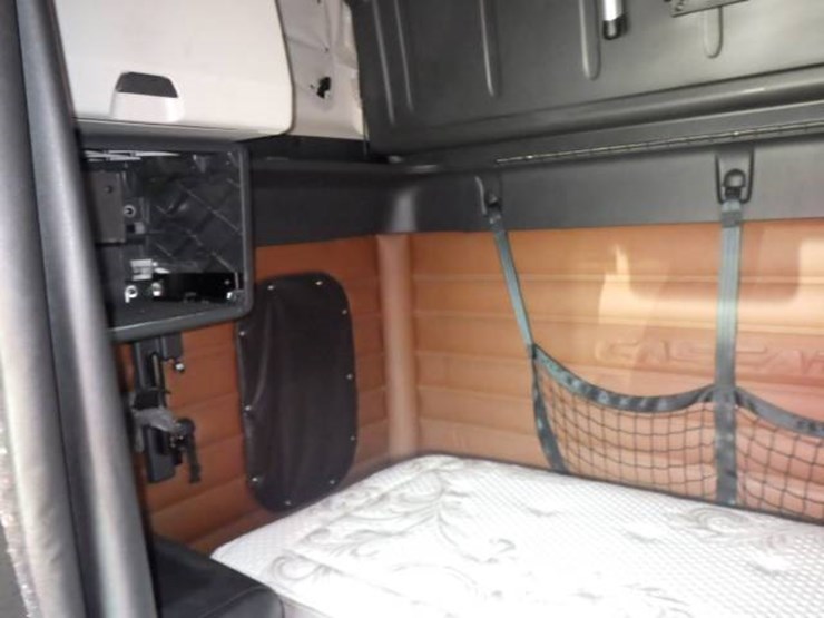 2021-freightliner-cascadia-126-image-13