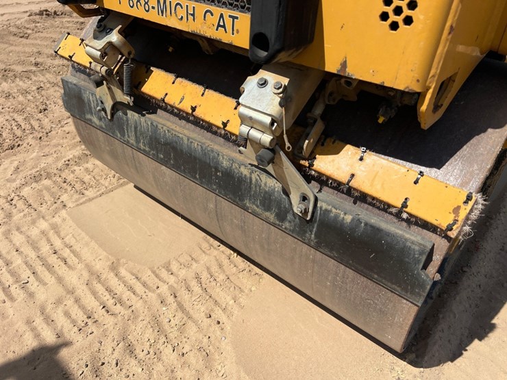 2021-caterpillar-cb2.7-image-8