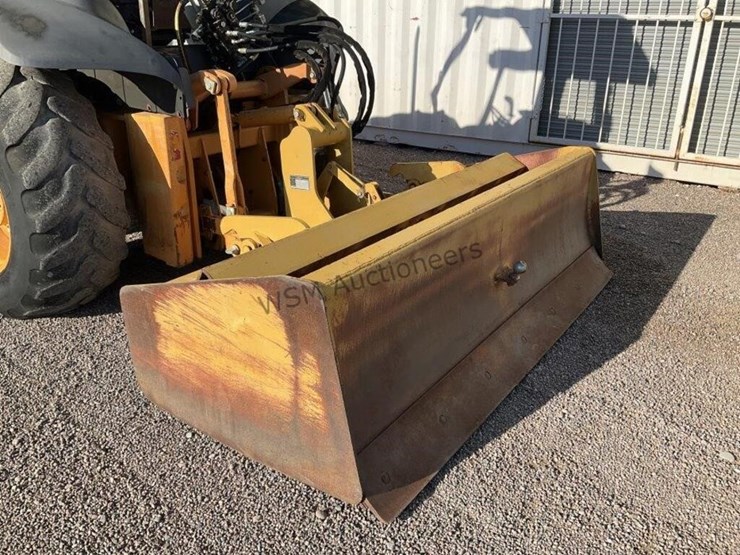 case-570xlt-skip-loader-image-10