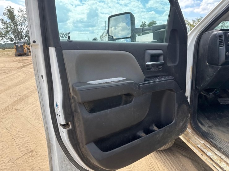 2016-chevrolet-3500hd-image-29