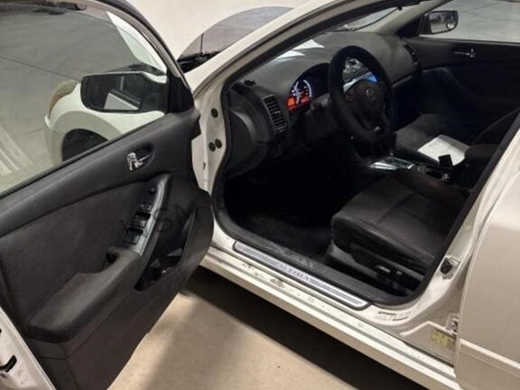 2012-nissan-altima-sdn-image-24