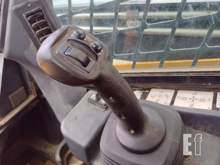 2015-deere-329e-image-9