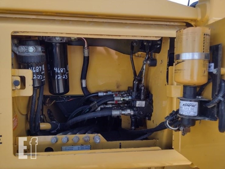 2004-deere-650h-image-38