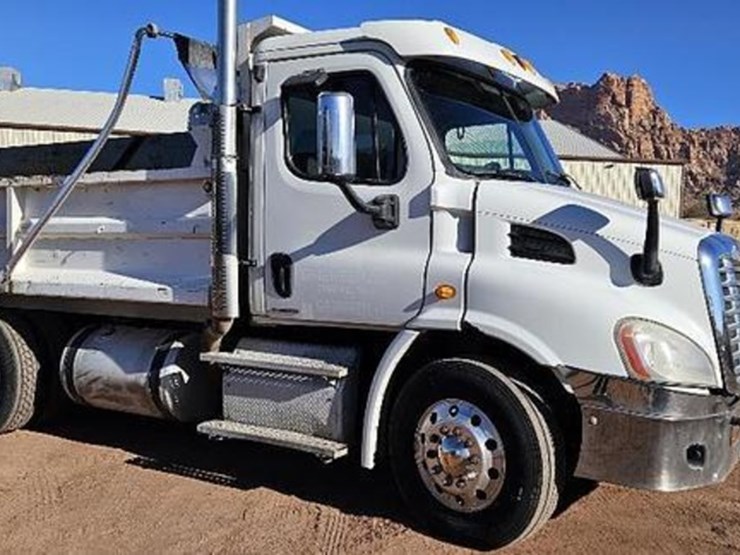 2011-freightliner-dump-truck-image-1