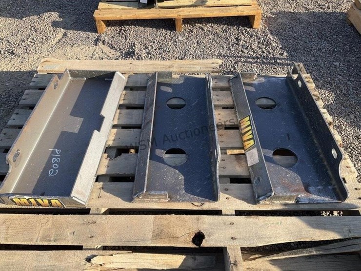 (3)-stand-up-skid-steer-mounting-plates-image-3