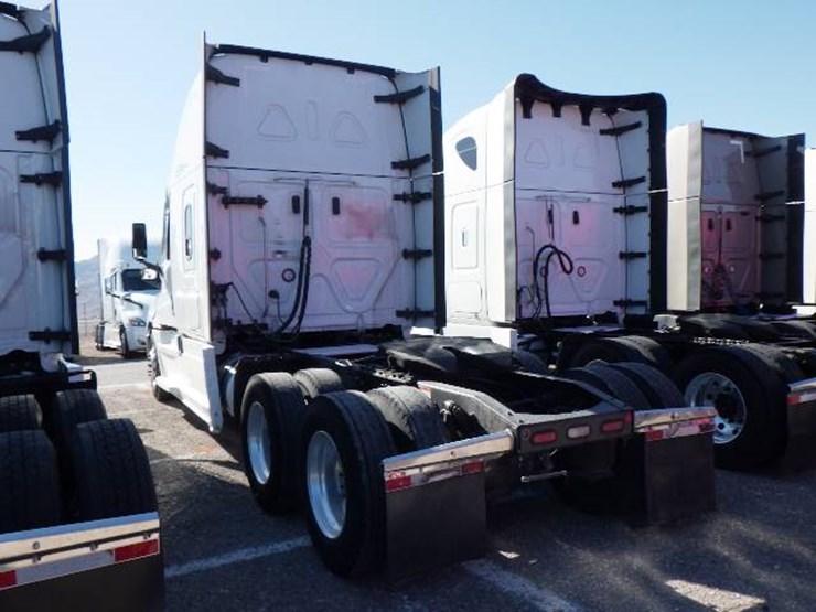 2022-freightliner-cascadia-126-image-10