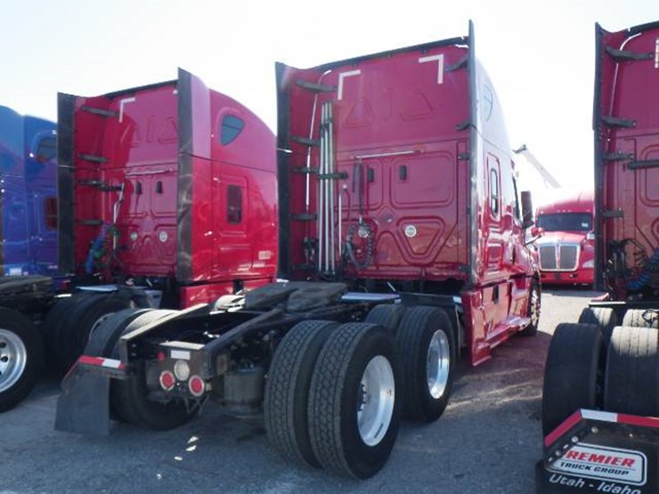 2020-freightliner-cascadia-126-image-8