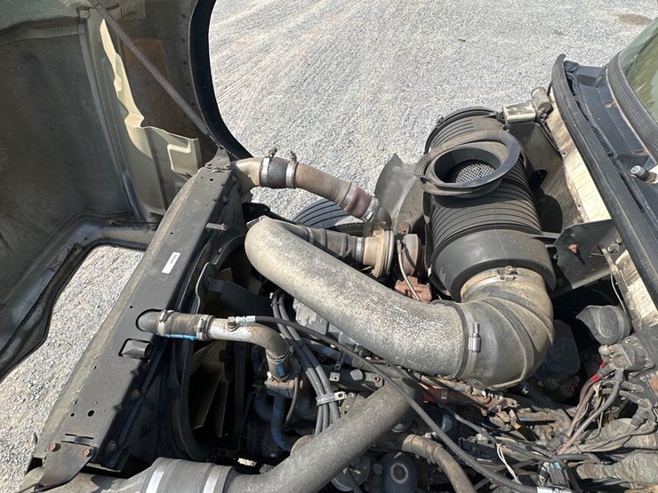 2004-mack-granite-tri-axle-dump-image-9