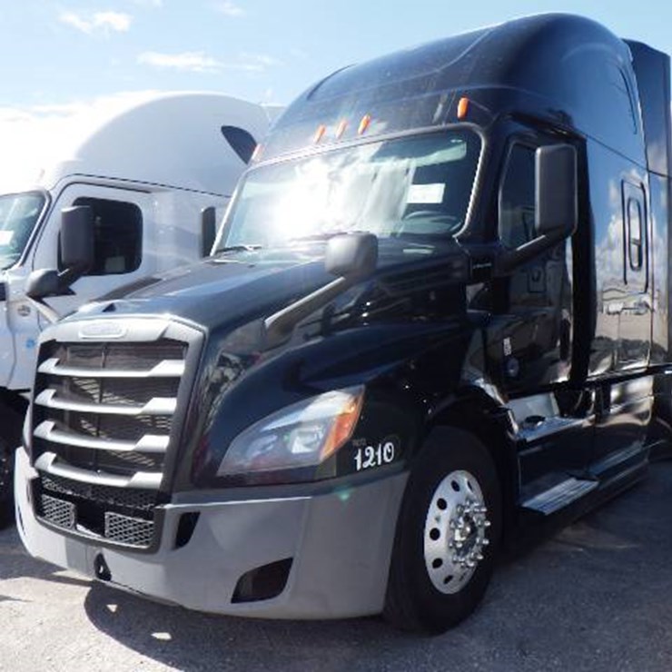 2020 FREIGHTLINER CASCADIA 126