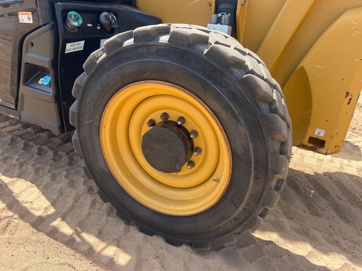 2018-caterpillar-tl1055d-image-19