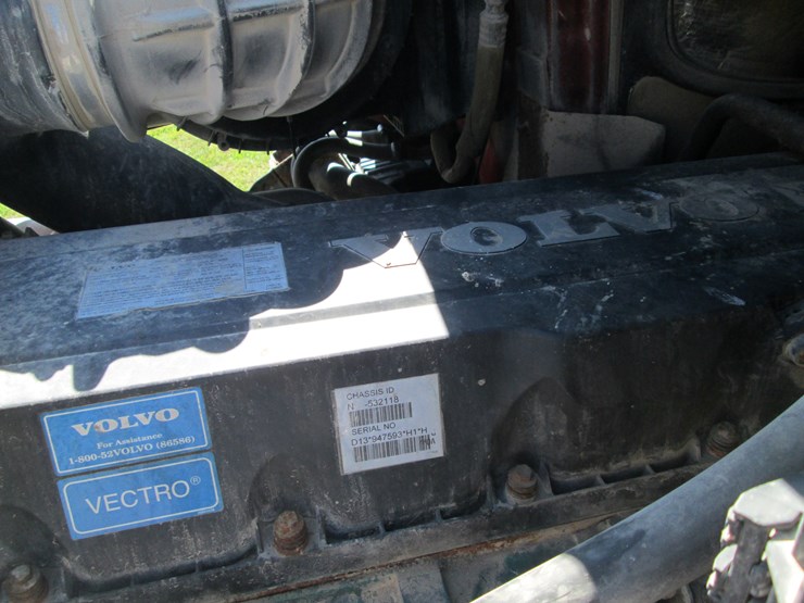 2011-volvo-10-image-29