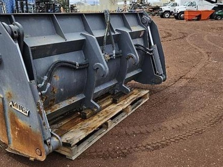 10'-clam-shell-loader-bucket-image-3