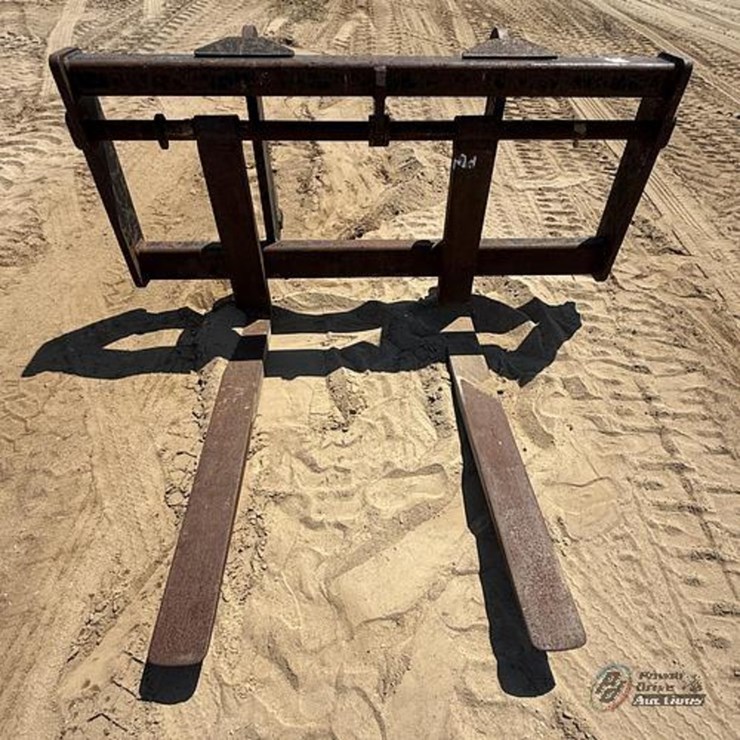 CAT 125-2600: Forks for 938H Wheel Loader