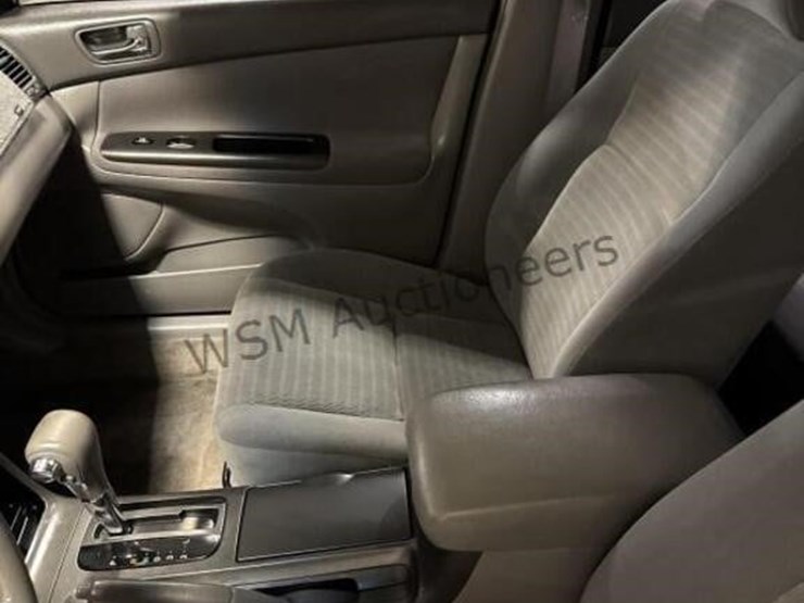 2005-toyota-camry-sdn-image-22