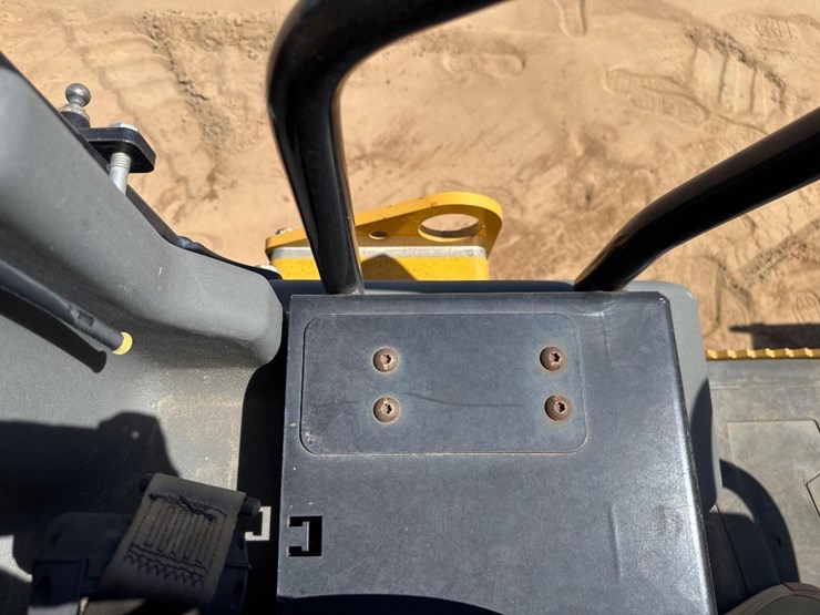 caterpillar-cb24b-image-25