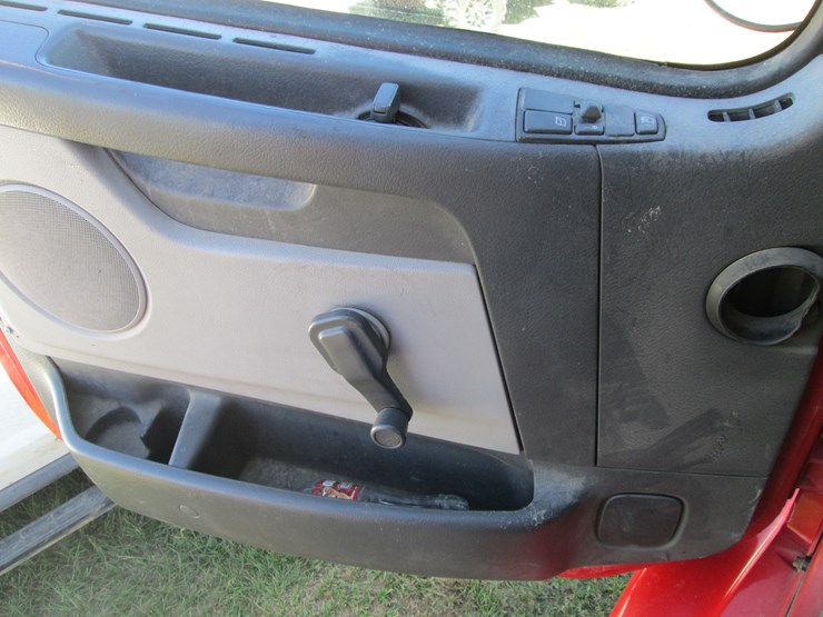 2011-volvo-10-image-46