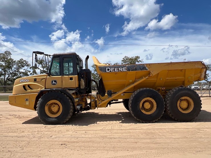 2014-deere-250d-image-1