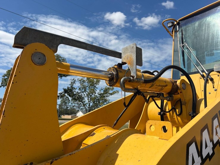 2000-deere-444-image-11
