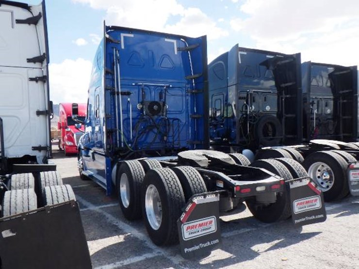 2020-freightliner-cascadia-126-image-12