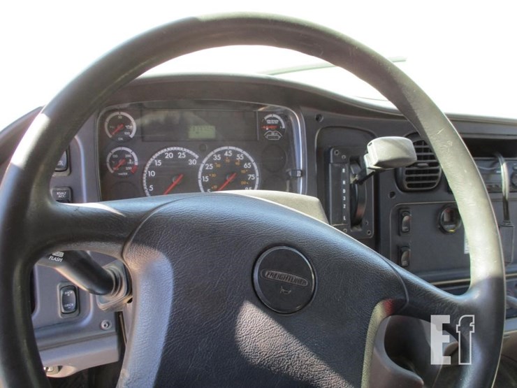 2012-freightliner-business-class-m2-106-image-11