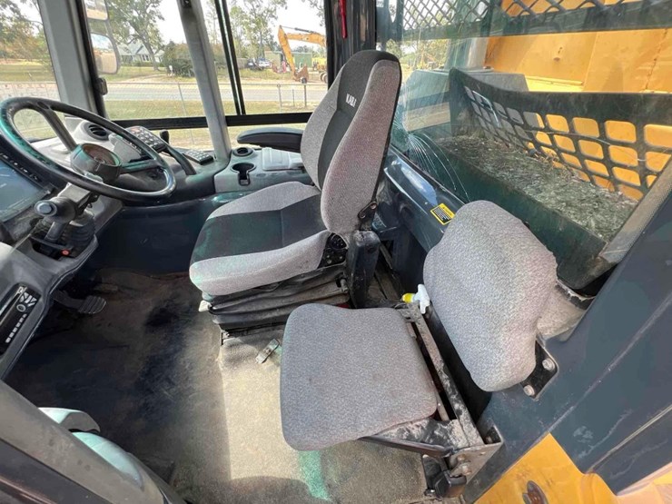 2014-deere-250d-image-29