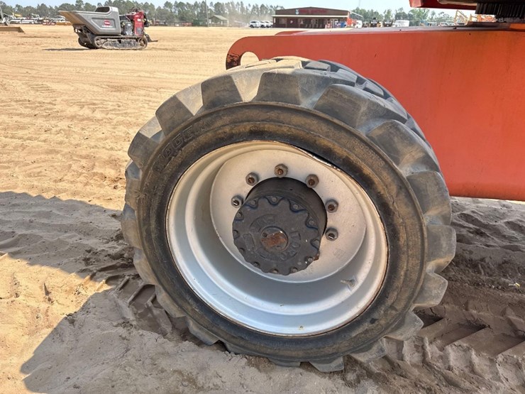 2008-jlg-800s-image-12