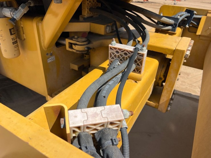 2019-caterpillar-cs44b-image-15